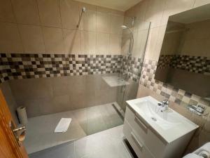 圣米格尔德阿沃纳球道俱乐部酒店的一间带水槽和淋浴的浴室