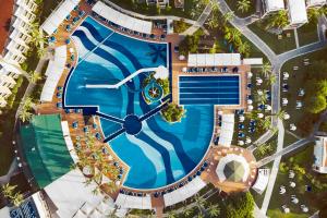 达拉曼TUI BLUE Tropical的游泳池的顶部景色,游泳池内有一个钟