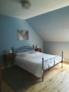 MontcressonMaison Angulus Ridet的一间卧室设有一张床和蓝色的墙壁