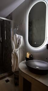 沃洛斯ODI ARTSPITALITY的一间带水槽、镜子和淋浴的浴室