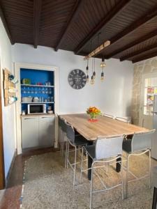 基伯龙LES CLAPOTIS RUE DU PHARE QUIBERON的厨房配有木桌和椅子