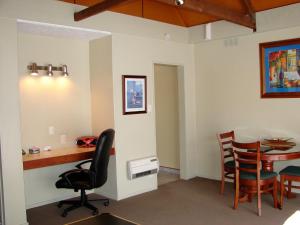 布伦海姆193奥朗吉庄园汽车旅馆的客房设有书桌和桌椅。