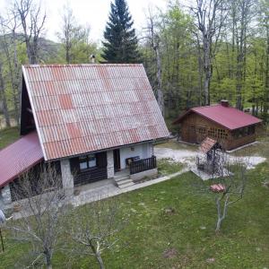 代尔尼采Kuća za odmor Curl的享有红色屋顶房屋的空中景致