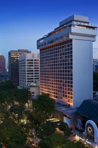 新加坡voco Orchard Singapore, an IHG Hotel的一座城市中带钟楼的大型建筑