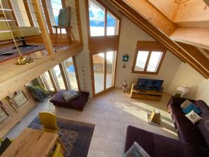 贝阿滕贝格Alpenparadies的客厅享有高空美景,设有木制天花板