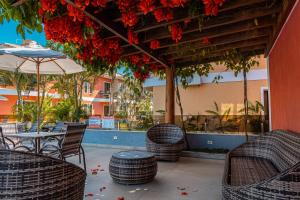 塞古罗港Aquaville Apart Hotel的一个带桌椅和遮阳伞的庭院
