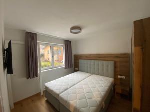 斯拉德明Sun Hill的一间卧室设有一张床和一个窗口