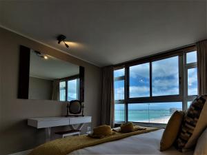 斯特兰德On The Beach At Strand的卧室设有海景大窗户