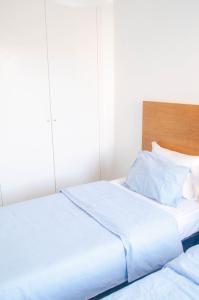 莫莱杜Xicotina的一间卧室配有两张蓝色床单
