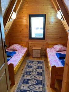 扎布利亚克Holiday Home Vojinovic的小木屋内带两张床的房间