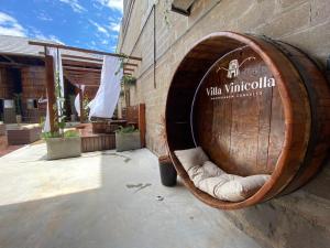 本图贡萨尔维斯Villa Vinicolla Hospedagem Conceito的坐在建筑物边的大木桶