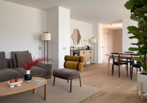 巴塞罗那ME Barcelona的客厅配有沙发和桌子