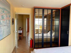 布兰肯贝赫ZEEPAREL Duplex loft的客房设有带一张床和镜子的卧室