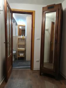 SalabertanoCantina Alpina的走廊设有开放式门和镜子