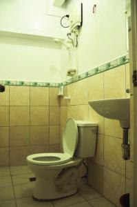 拉普拉普城市GV酒店 的一间浴室