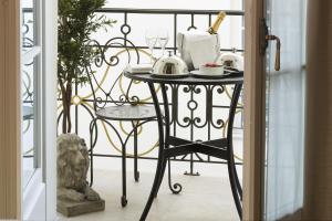 巴黎达芬奇酒店及Spa的一张黑色铁桌,上面放着茶具