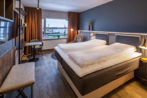 奥尔堡Pier 5 Hotel的酒店客房设有床和窗户。