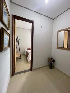伦索伊斯Village Brasil, Lençóis的一间房间,设有通往卧室的门