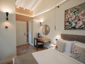 约阿尼纳CASTRELLO Old Town Hospitality的一间卧室配有一张床和一张书桌