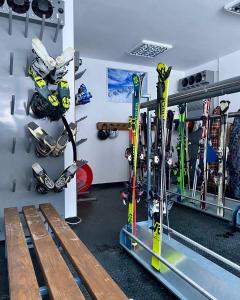 科帕奥尼克Brzeće Center Studio Mitrovski Gondola 300m的一间房间,里面装有一堆滑雪板和滑雪设备