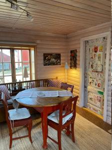 NordingråAteljéstugan med magisk utsikt的一间带木桌和椅子的用餐室