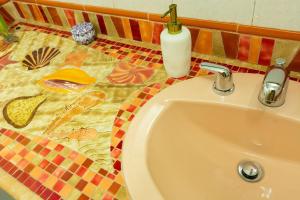 麦德林Hotel Casa Esencia的一间带水槽的浴室,铺有瓷砖地板。