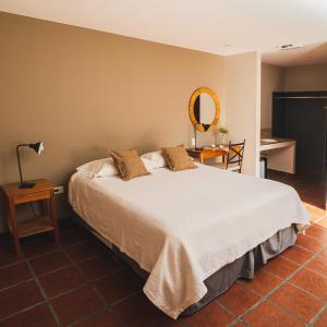 El Arribo Hotel客房内的一张或多张床位