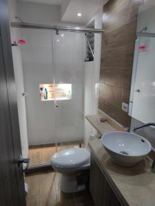 比亚维森西奥Encantador y acogedor apto amoblado villavicencio的浴室配有白色卫生间和盥洗盆。