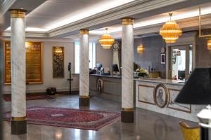 南雪平索得柯平斯布鲁恩酒店的大楼里带柱子和柜台的大堂