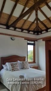 莱瓦镇Casa Campestre Flores Amarillas的一间卧室设有一张大床和窗户