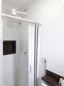 里约达欧特拉斯Casa em Costazul - Rio das Ostras的带淋浴的浴室和玻璃门