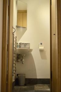 英格尔顿Dalecote Barn Bed and Breakfast (Bunkroom)的白色的浴室设有水槽和镜子