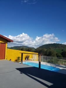 蒙蒂锡昂Casa Star的一座房子,设有一座山地游泳池