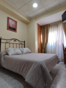 巴里亚纳比阿特丽斯酒店 的一间卧室设有一张床和一个窗口