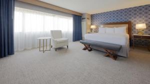 大西洋城康纳赌场和度假酒店的酒店客房,配有床、桌子和椅子
