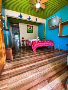 比加瓜Cabinas Cascada Rio Celeste的客房设有一张床和一个吊扇。