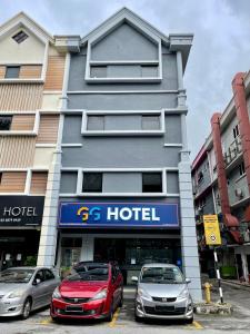 八打灵再也GG Hotel Bandar Sunway的门前有车辆停放的酒店
