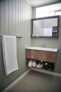 阿米代尔阿米代尔舒适乡村汽车旅馆的浴室配有盥洗盆、镜子和毛巾