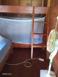 MasokutNyang Ebay Surf Camp siberut front E-Bay,Beng-Bengs,Pitstops,Bank Vaults,Nipussi的船上的一间客房内的扫 ⁇ 和风扇