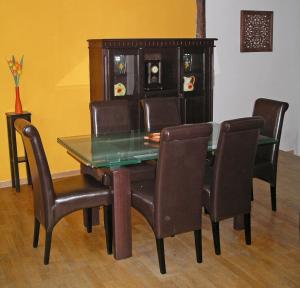 贝尔恩卡斯特尔-库斯Ferienhaus Anna Maria的一间设有玻璃桌和椅子的用餐室