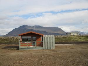 Hjarðarfell兰格弗佳兰度假屋的山地小房子