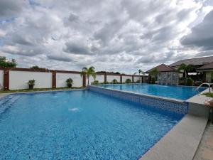 安吉利斯Heidi Sanctuary Resort by Cocotel的蓝色海水大型游泳池