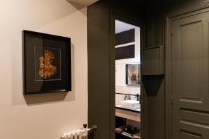 波城Magnolia : Superbe deux-pièces quartier du Château的浴室设有绿色的墙壁和镜子