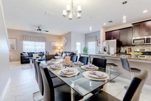 达文波特Luxurious 5BR Villa in Champions Gate Resort的用餐室以及带桌椅的起居室。