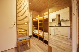 黑诺拉Heinolan Heinäsaari - Holiday and Camping的一间小公寓,房间内设有双层床