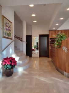 科内利亚诺克里斯塔罗酒店的大楼内带楼梯和鲜花的走廊