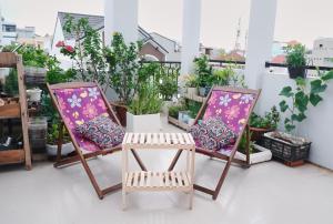 潘切Căn Hộ 3 PN Rin's House的植物阳台的一对椅子