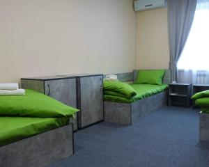 鲍里斯皮尔Green cost的客房 - 带两张带绿色枕头的床