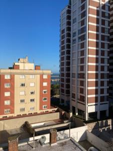 马德普拉塔Departamento en PLAYA GRANDE的城市两座高楼空中景观