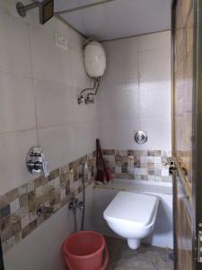 孟买SD Hostel AC Deluxe的浴室配有卫生间、盥洗盆和浴缸。
